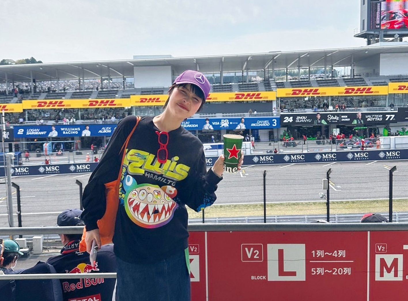 鈴鹿へは、予選などを行う決勝前日から足を運ぶことが多い大平さん。「日本GPは2024年から春開催になったので、桜シーズンど真ん中。F1と桜と日本のカルチャーと一緒に過ごす、かけがえのない時間です」