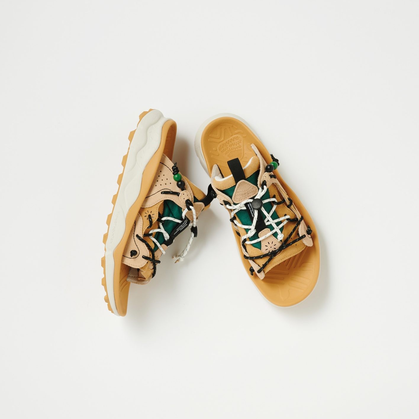 シューズ ¥18,700(フラワーマウンテン | ブリースジャパン)