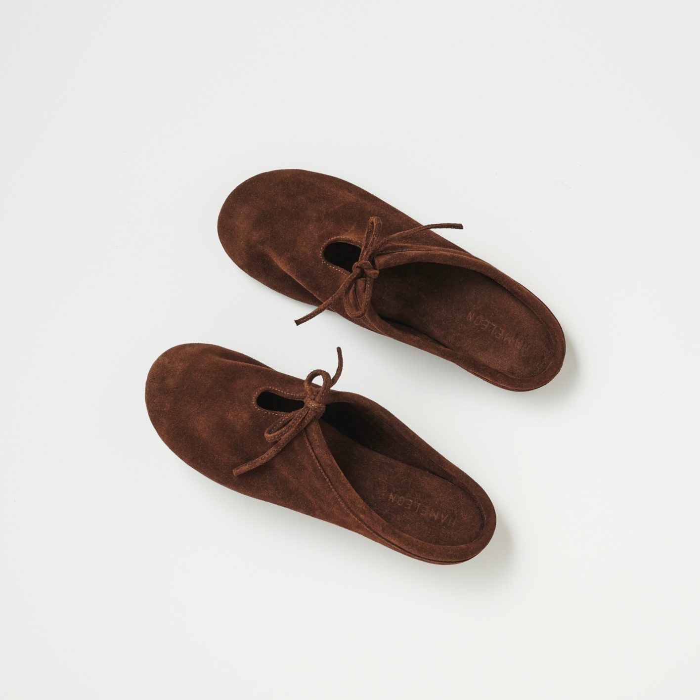 スウェードサボ ¥24,200(Hameleon | プロップスストアアネックス)