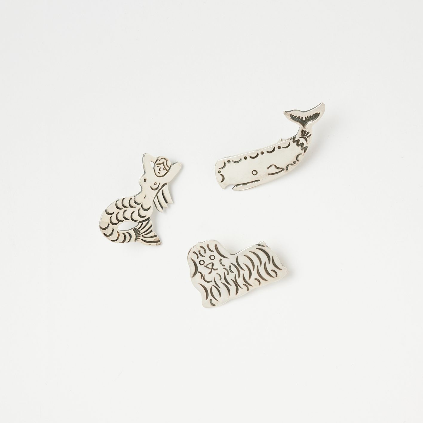 人魚、クジラ、犬モチーフの〈ムンカ〉のブローチ