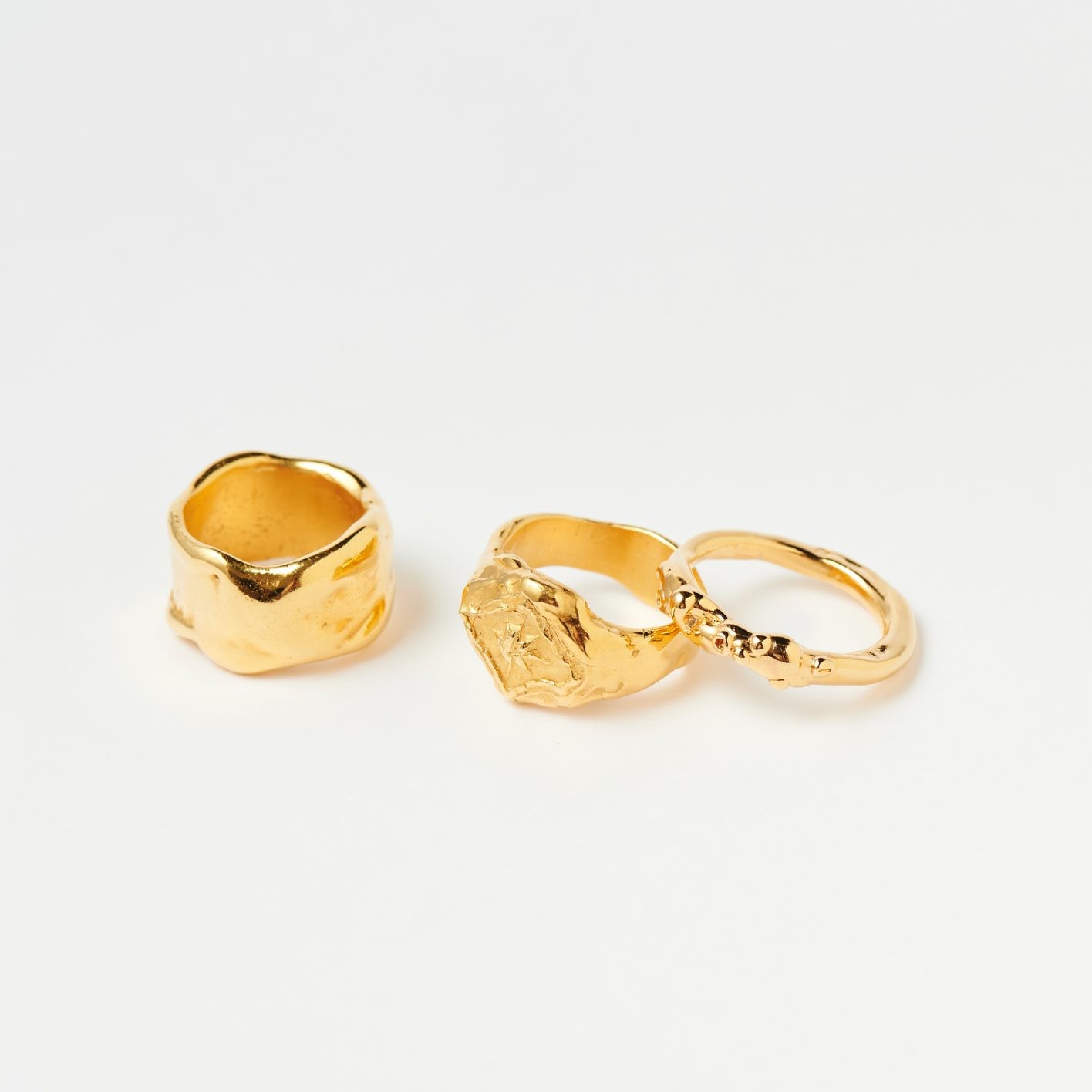 リング 左から ¥29,700/¥31,900/¥24,200(以上フォンテノイ | ショールーム ウノ)