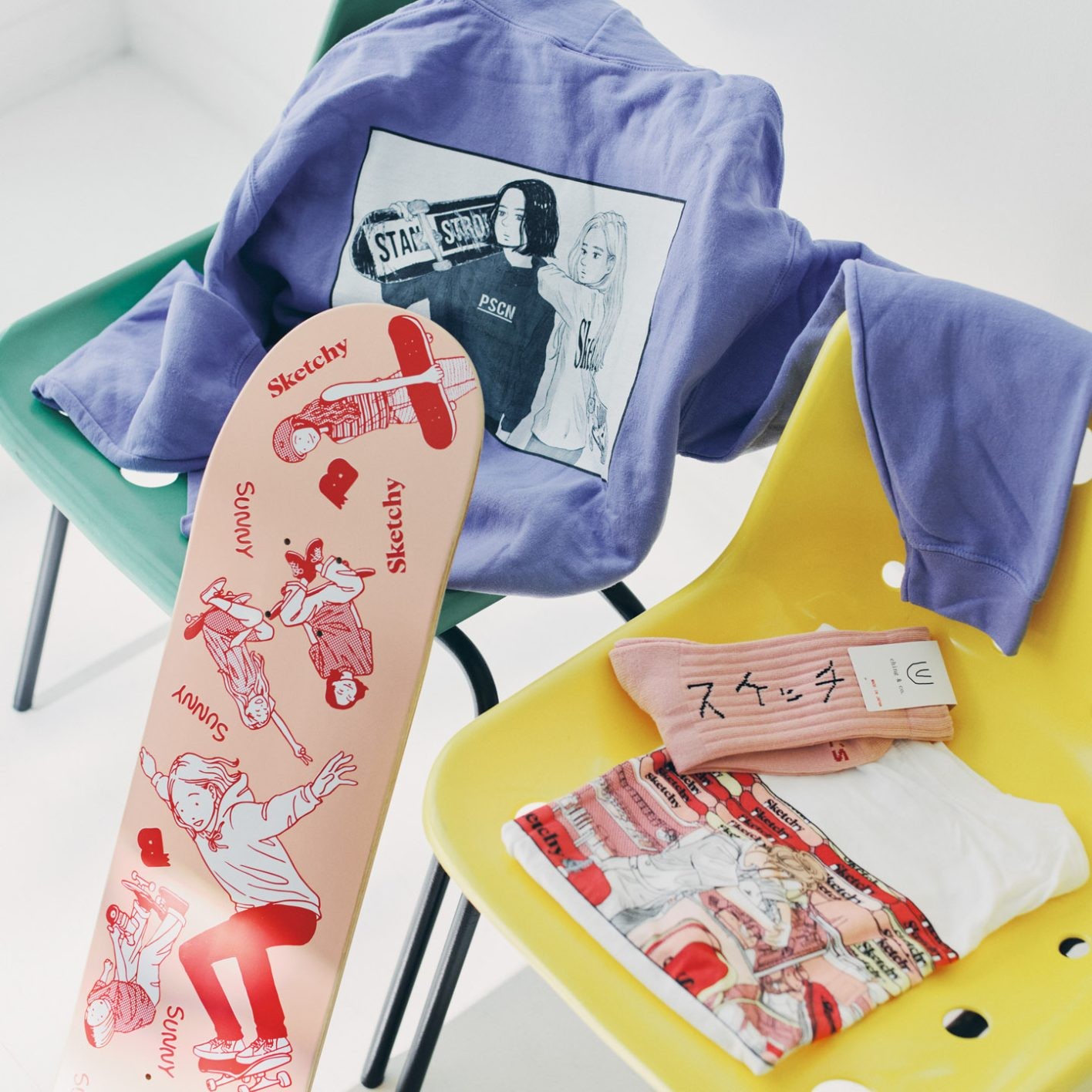 「どんな時も前向きでたくましいガールズスケーターたちが愛おしい」と話すマキさんの人気漫画『Sketchy』(講談社)。そのキャラクターが描かれたアイテムはオリジナル。ボードはガールズスケーターが手掛ける日本のデッキブランド〈Sunny skateboard〉、スケーター好みの肉厚ソックスは靴下メーカー 〈チン アンド コー〉とのコラボ。ピンクのほかライムグリーンも。紫のフーディは漫画の完結を記念して〈PSCN〉と作った。