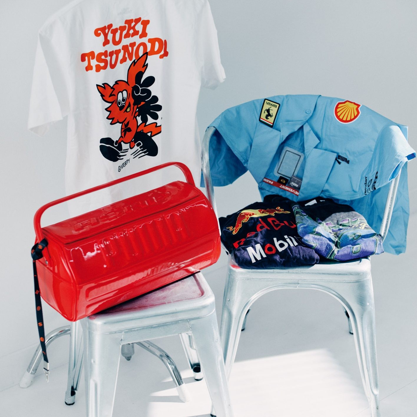 上左 レーシングブルズの角田裕毅が、アーティスト、VERDYに依頼したTシャツ。上右 フェラーリチームの2024マイアミグランプリ限定シャツ。「水色が新鮮。今年はこれを着て鈴鹿へ行く予定です」 下中 レッドブルチーム公式のジップアップ。下右・下左 Tシャツと工具箱を模した赤いバッグは、F1公式サプライヤーでもあるPUMAと、ラッパーのエイサップ・ロッキーのコラボ。F1は複数チームをミックスして着てもOK!