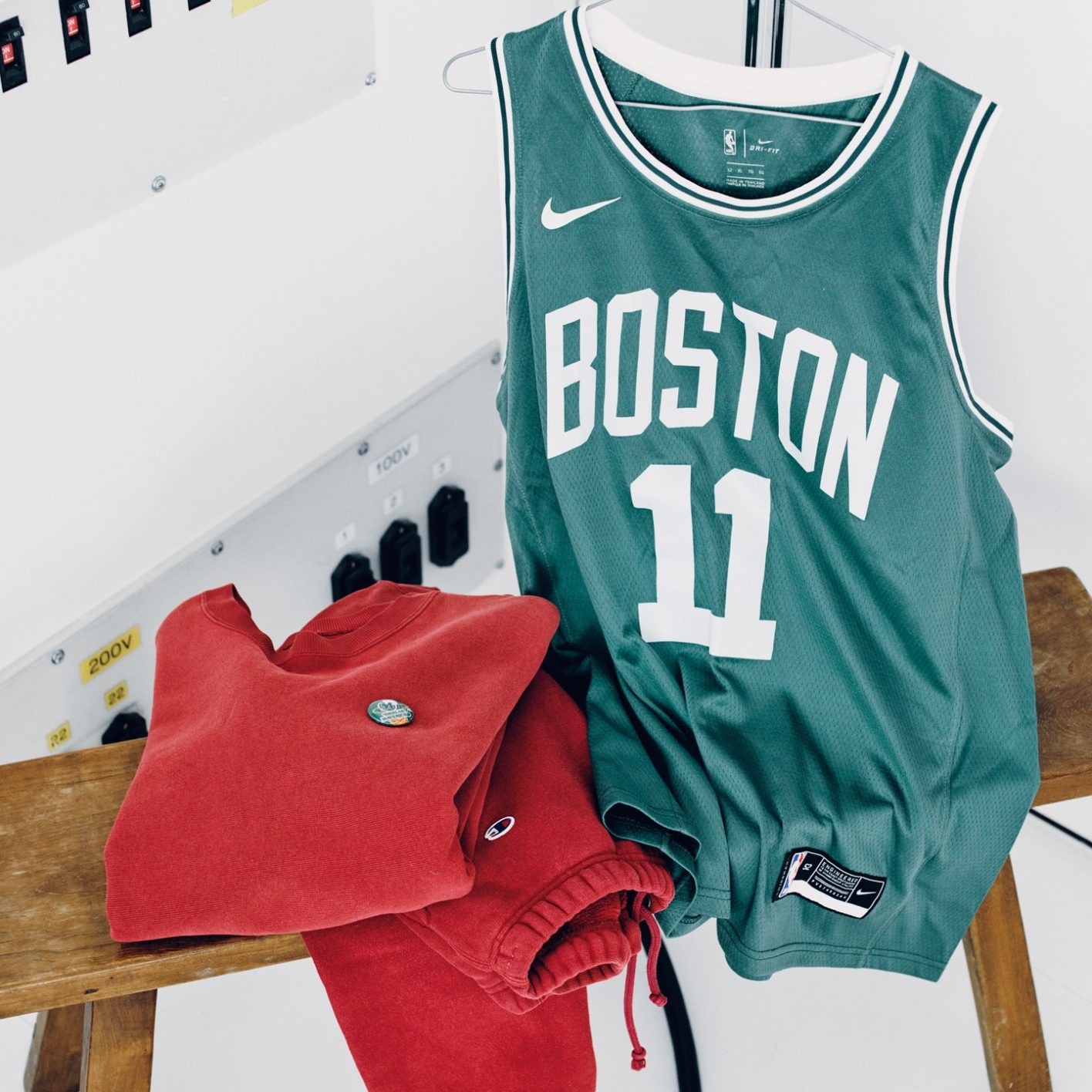 右はNBAのスター選手カイリー・アービングが、ボストン・セルティックスに在籍していた2017〜19年のユニフォーム。左は〈チャンピオン〉と池ノ上のショップ「MIN-NANO」がコラボレートしたスウェット上下。「Bリーグでは千葉ジェッツふなばしのファンなので、チームカラーの赤に近いエンジ色。こういう服で観戦する時の、今日ははしゃいでもいいじゃんっていう高揚感が好き」。缶バッジはダラス・マーベリックスの古いもの。