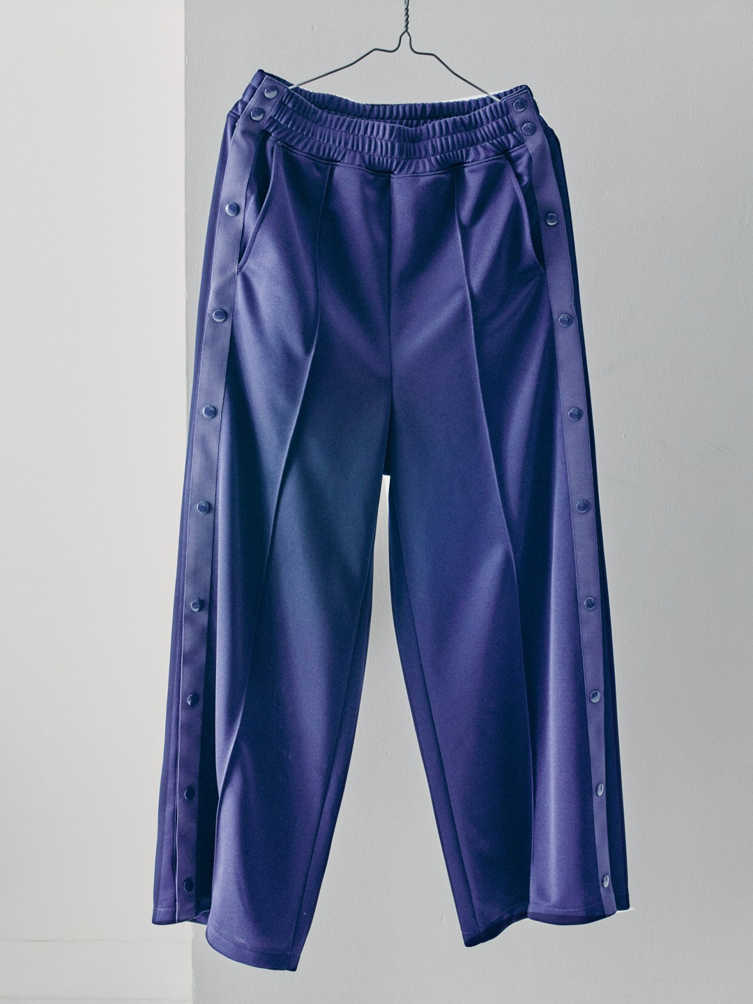 「ジャケット+スウェットのスタイルにちょっと変化が欲しいときに」と毎年発表する〈Tearaway Pants〉。靴をはいたまま脱着できるバスケットボール選手のジャージーがイメージ。写真は2025SSのネイビー。