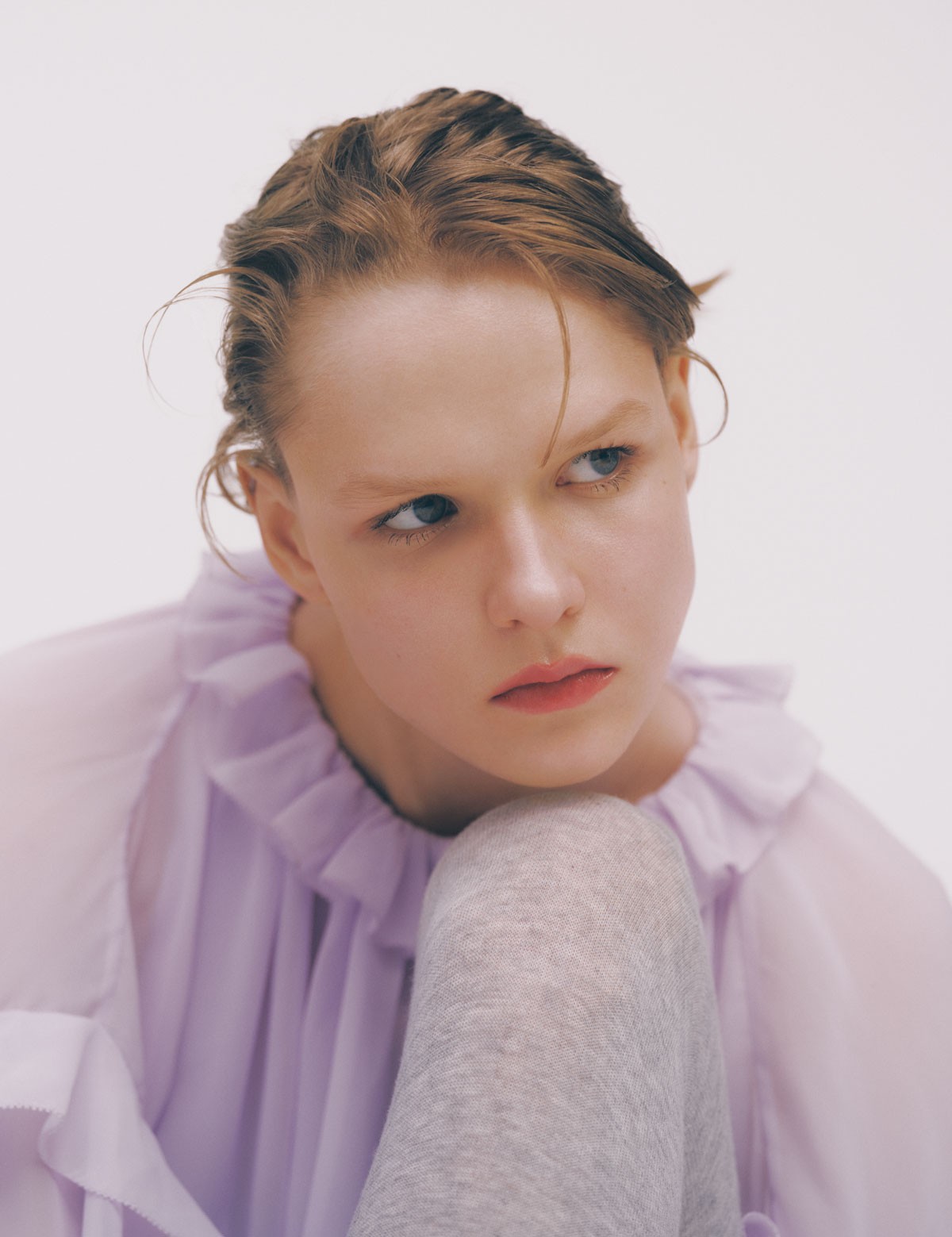 パープルのシアートップ ¥82,500(ヴィヴィアーノ)/グレーのタイツ ¥12,870(フォーガル | エンメ)