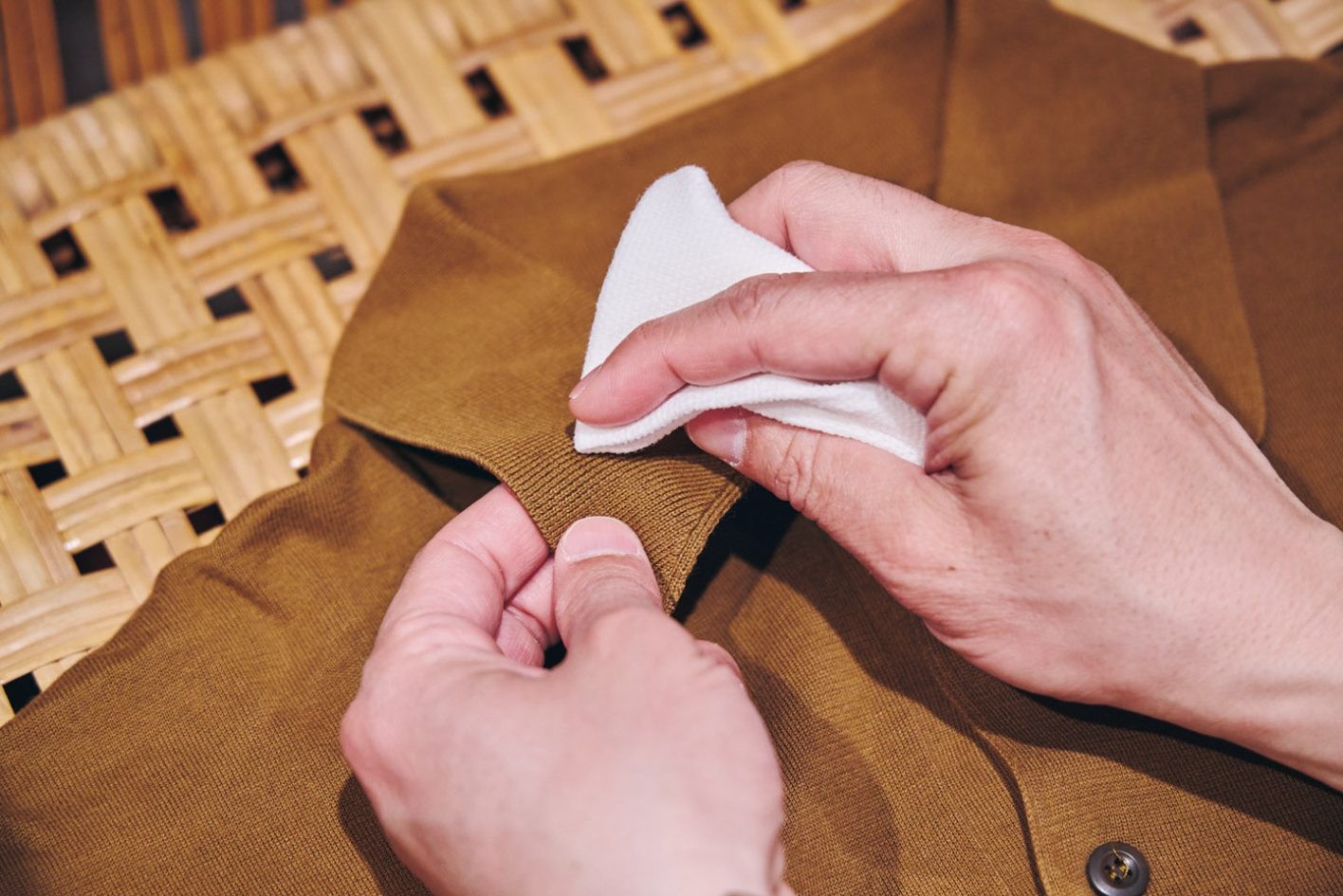 いつまでも着たい、大切なニットポロのお手入れ術 - Slide:1