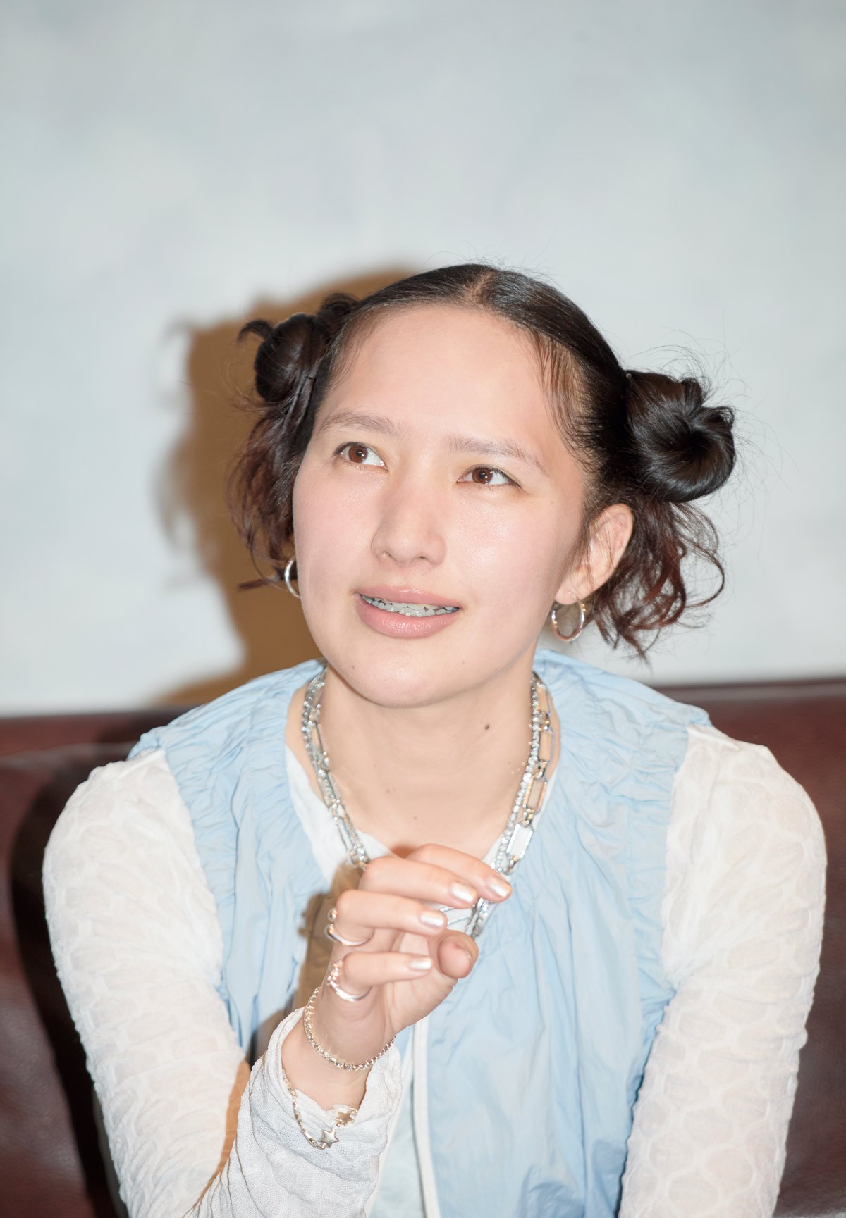 “明るくなりたい私に一筋の光を入れてほしかった” ―AAAMYYY