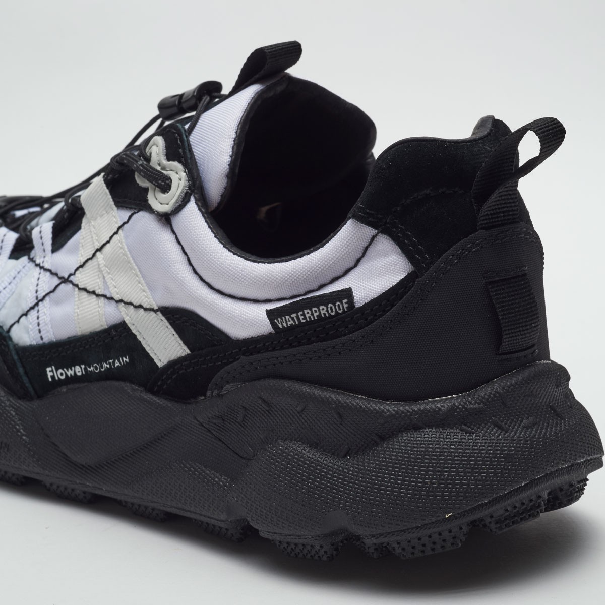 雨の日に頼れる防水仕様 - Slide:1