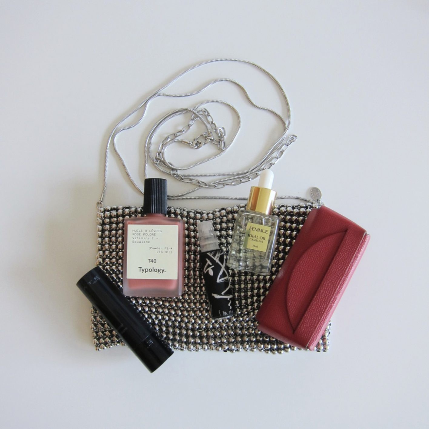 尾野由佳さんのポーチの中身 - Slide:1