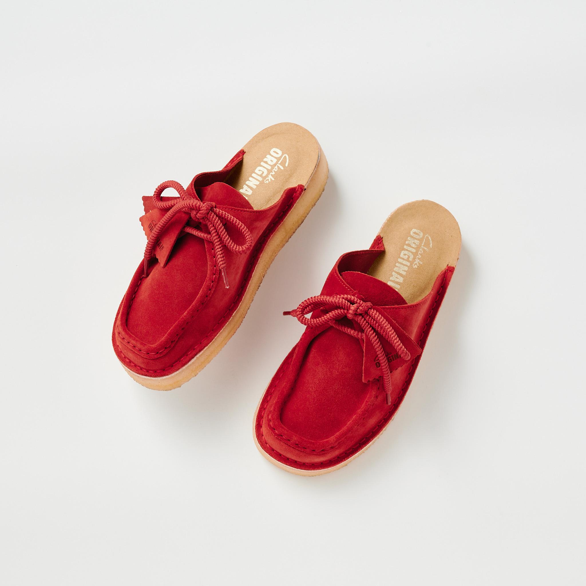 〈クラークスオリジナルズ〉のミュール形シューズ