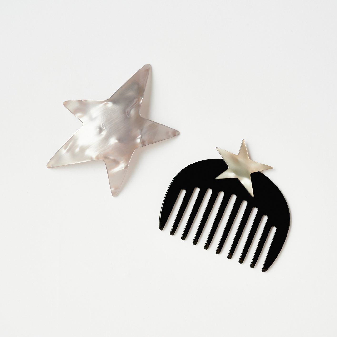 バレッタ¥15,950、ヘアコーム ¥13,200(共にメルマ | フィルグ ショールーム)03-5357-8771