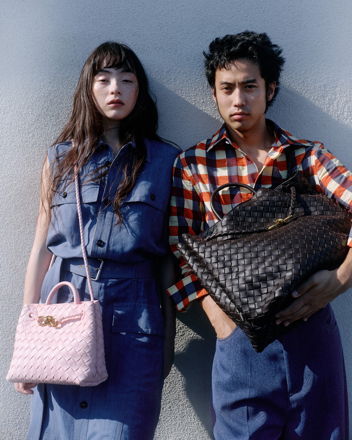 モデル、俳優モトーラ世理奈さんとシンガーソングライター・HIMIとしても活躍する俳優・佐藤緋美さんとタグを削除: ボッテガ・ヴェネタのバッグ