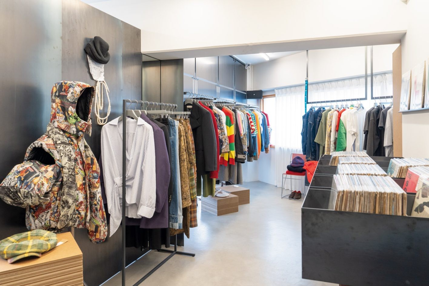 ソファに“下半身”をスタイリング!? 渋谷「Mars」に学ぶ“魅せる収納”