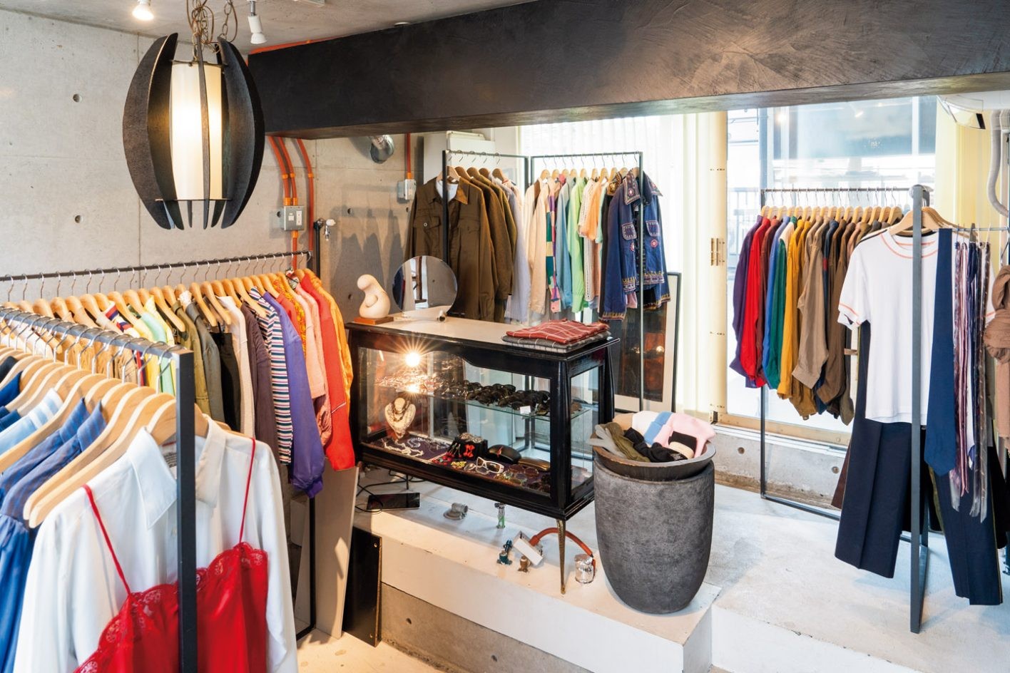 コンクリの穴だって活用。祐天寺「studiolab404.com」に学ぶ小物の収納方法