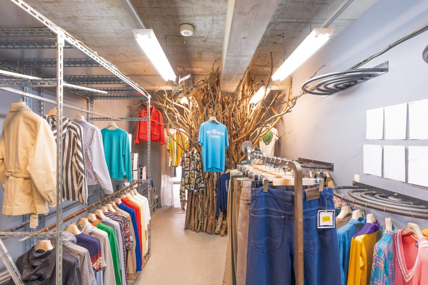 圧巻の天然ハンガーラック。祐天寺「Gabber」に学ぶ“魅せる収納”