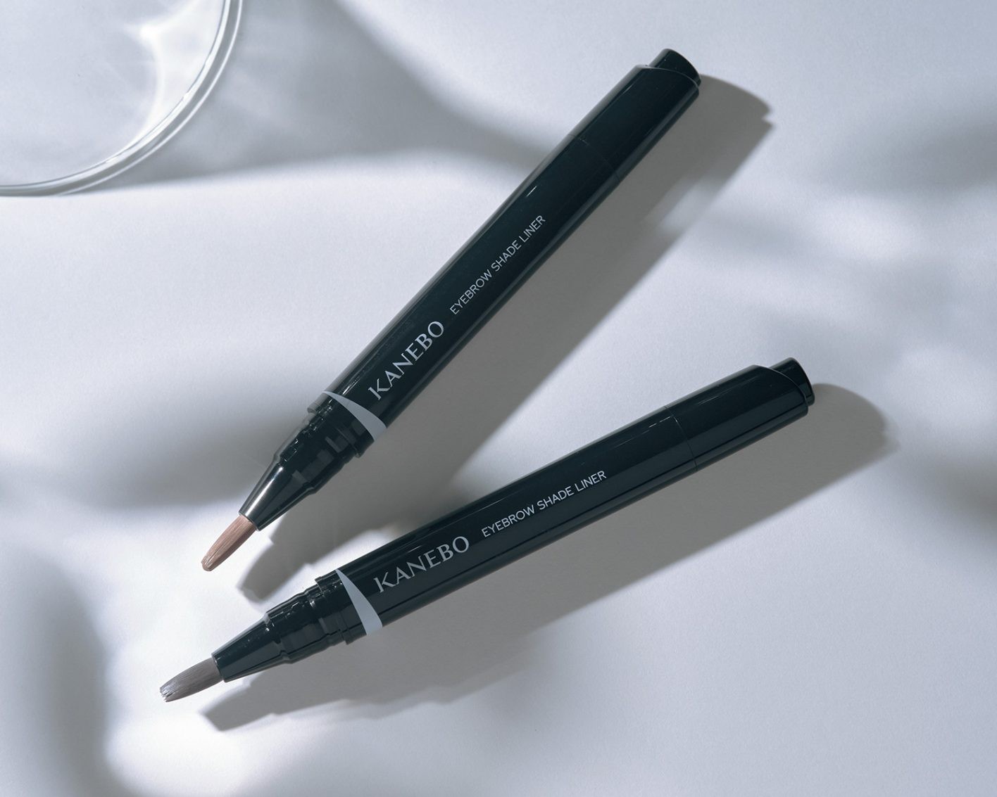 自眉に溶け込む新感覚〈KANEBO〉のアイブロウetc.