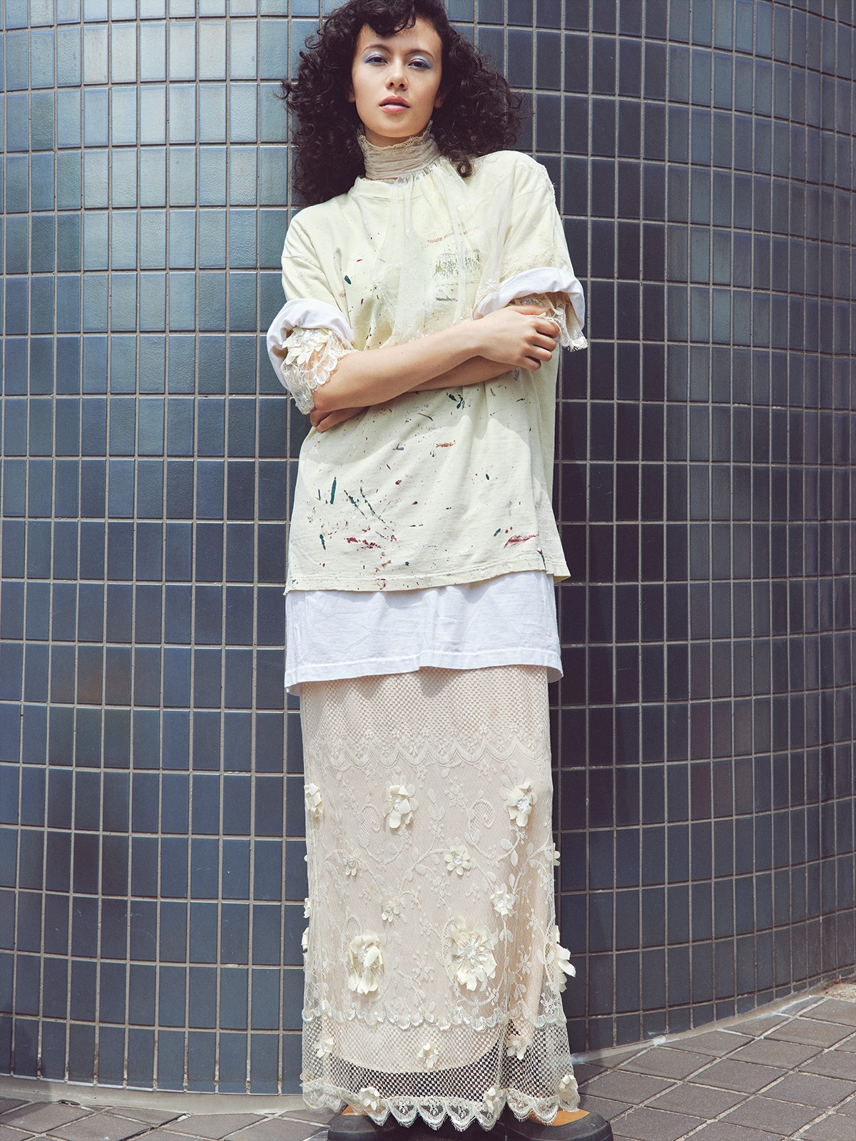 極小か、超ビッグ。振り切ったサイズ感のTシャツで遊ぶ