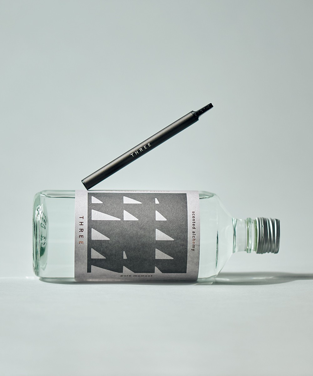 深呼吸をサポートするデバイス。先端を吸うとLEDが点灯して芳香を含んだ水蒸気が発生。センティッドアルケミー イントゥフロー バイ ブリーザー 全3種 ¥3,300、薫り豊かなボタニカルのレイヤードを感じるドリンク。同 ディスティルド ノンアルコール ジン 500ml ¥8,640*共に限定発売*なくなり次第終了(THREE)