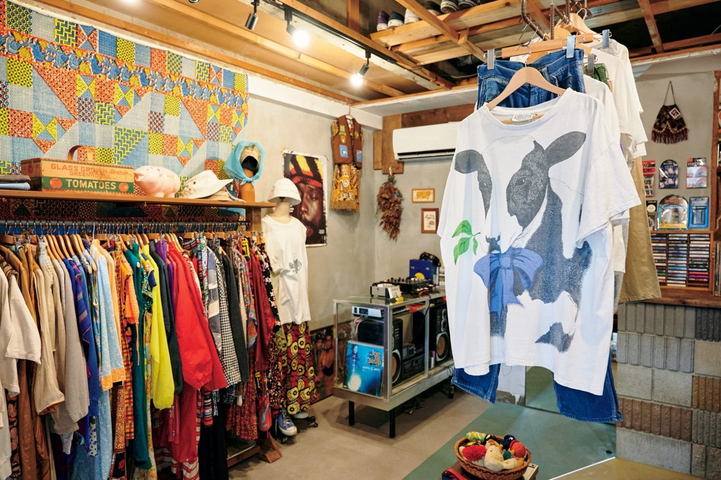 梁を生かした店内。