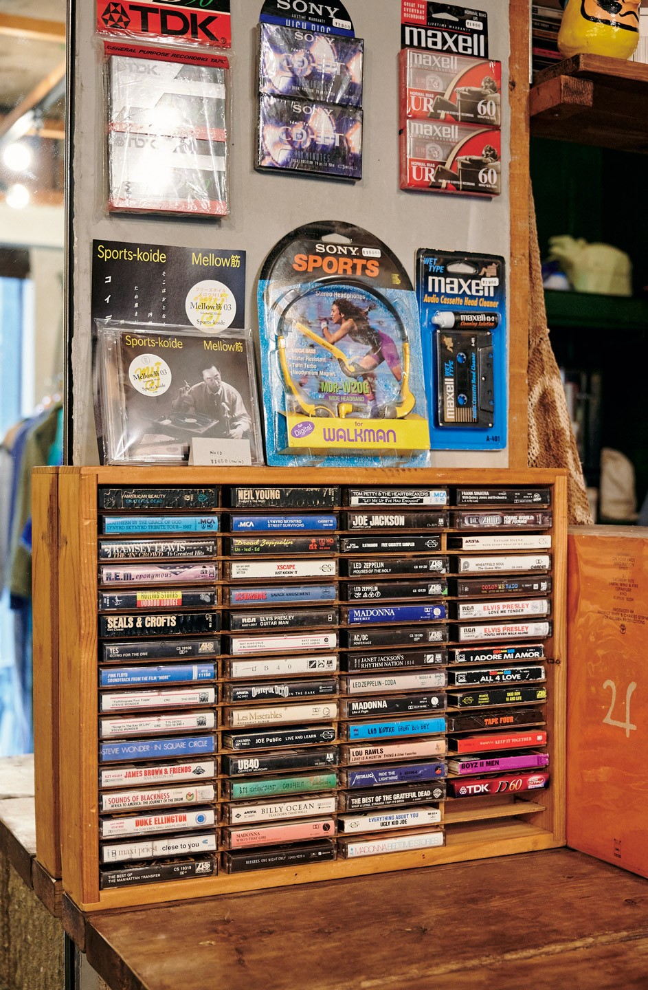 テープは1970〜90年代のロックが多め。