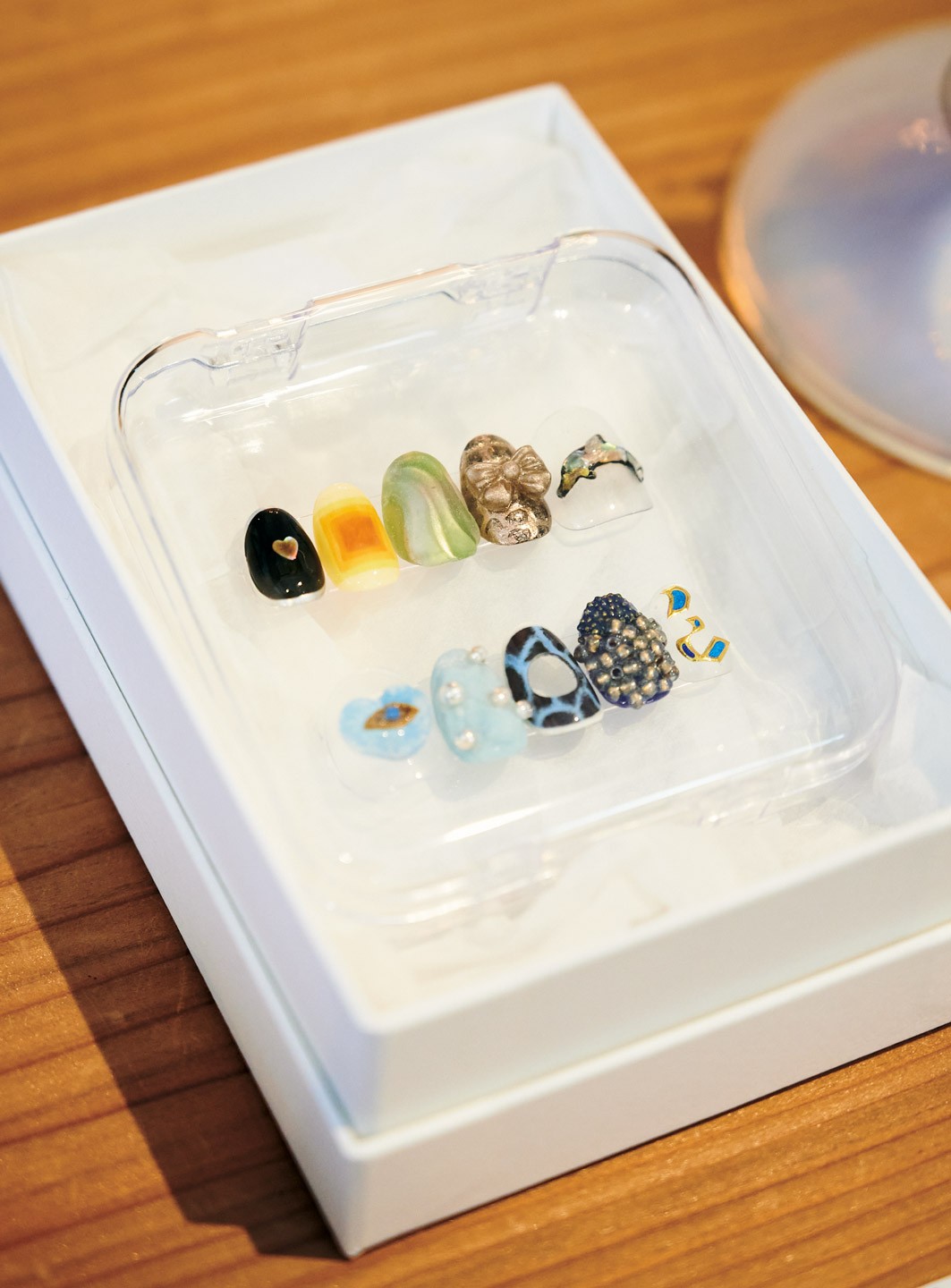 同店の内装や服を着想源にしたスタッフ作のネイルチップも。