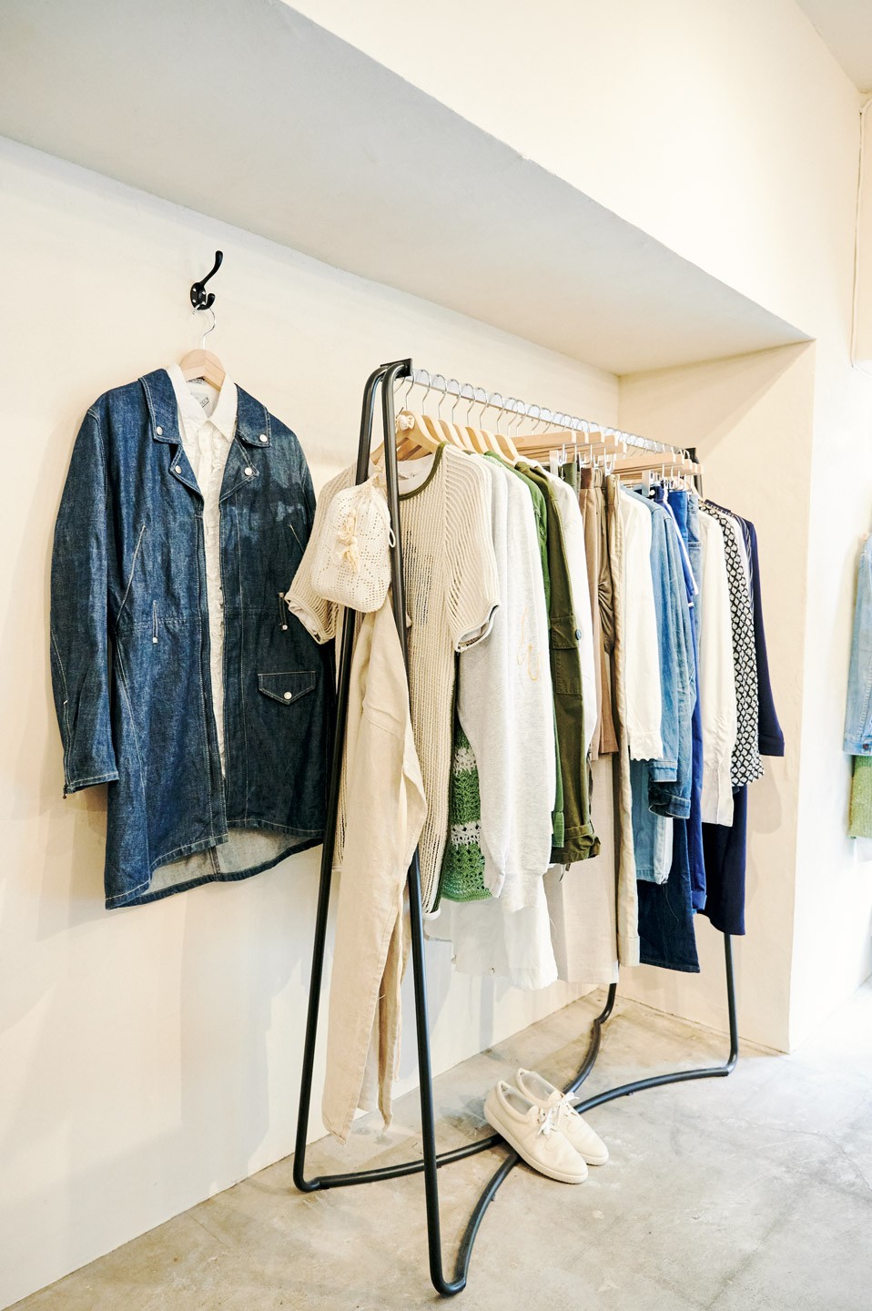 無骨なパンツとレディなトップが。買い物中に装いのヒントをもらえる。