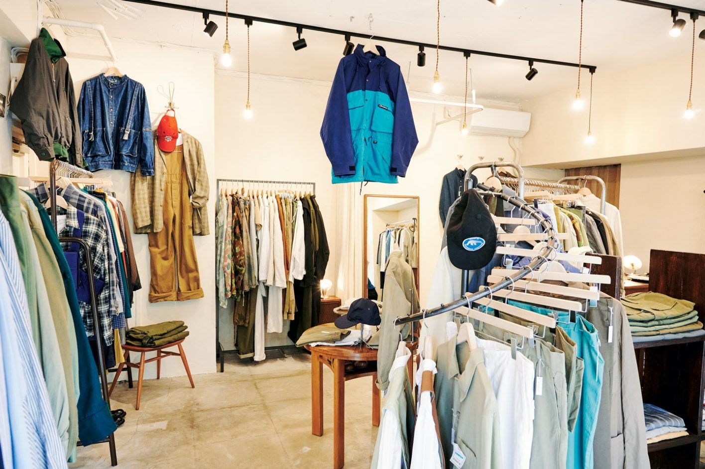 洋服が映える白壁と照明がこだわり。