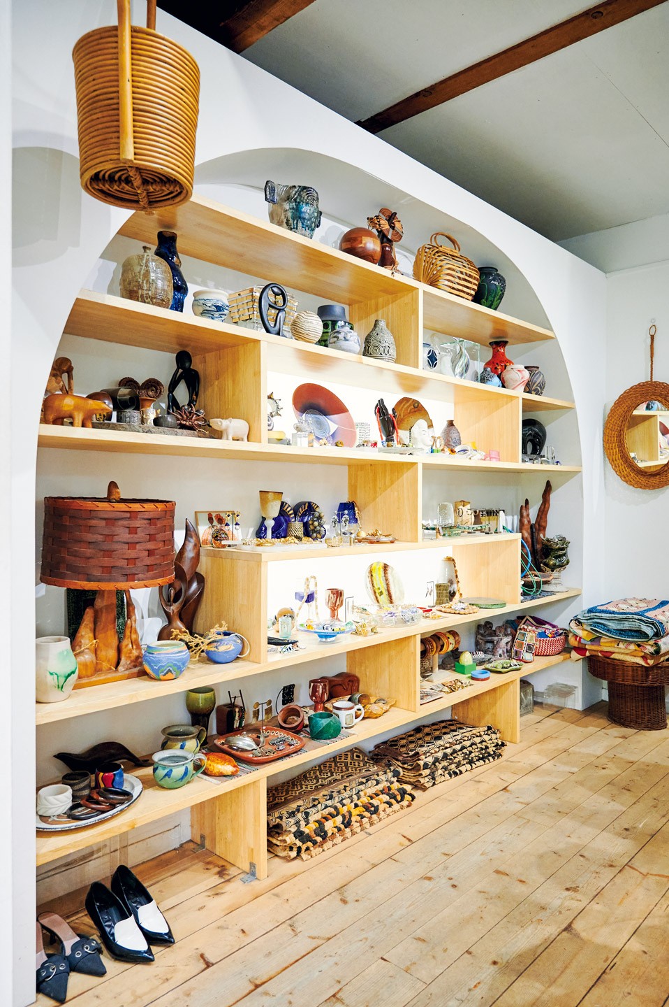 大きなアーチ状の壁面収納はかまくらから着想を得た。