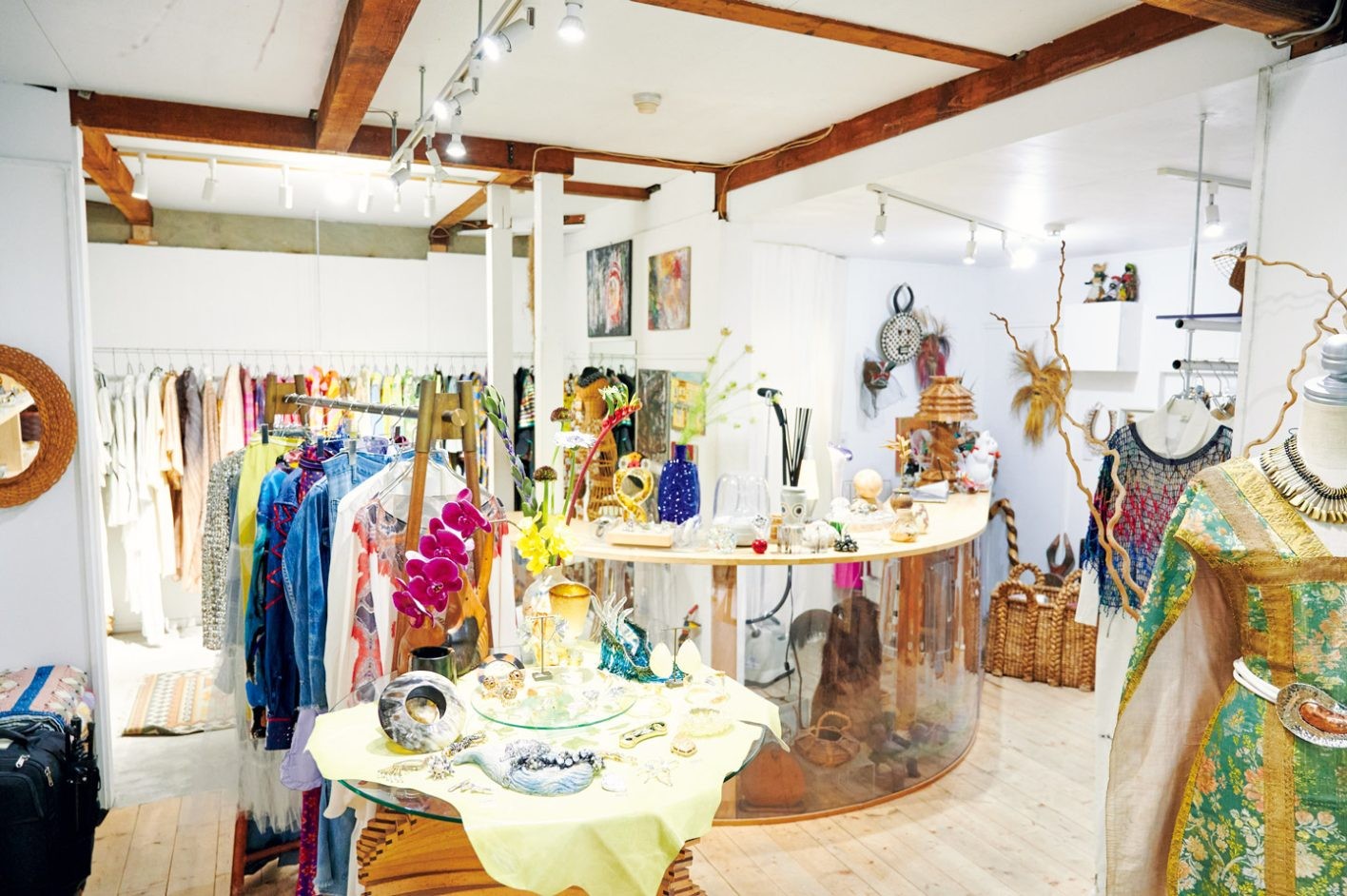 白と木が織りなす落ち着きのある空間。