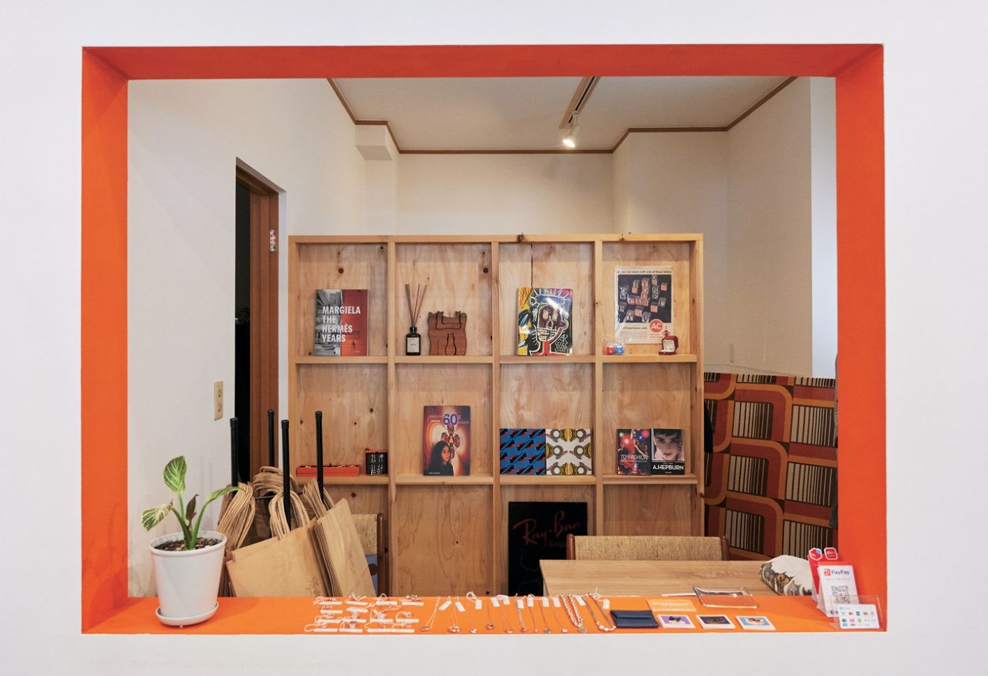 アイキャッチなカウンターは店舗が薬局だった頃の名残りを活用。