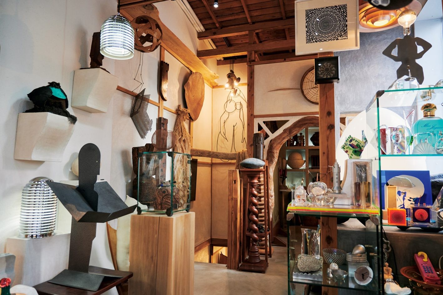 2階は古物エリア。博物館のよう。「日本の自然で生まれたアートピースは群を抜いて興味深い」