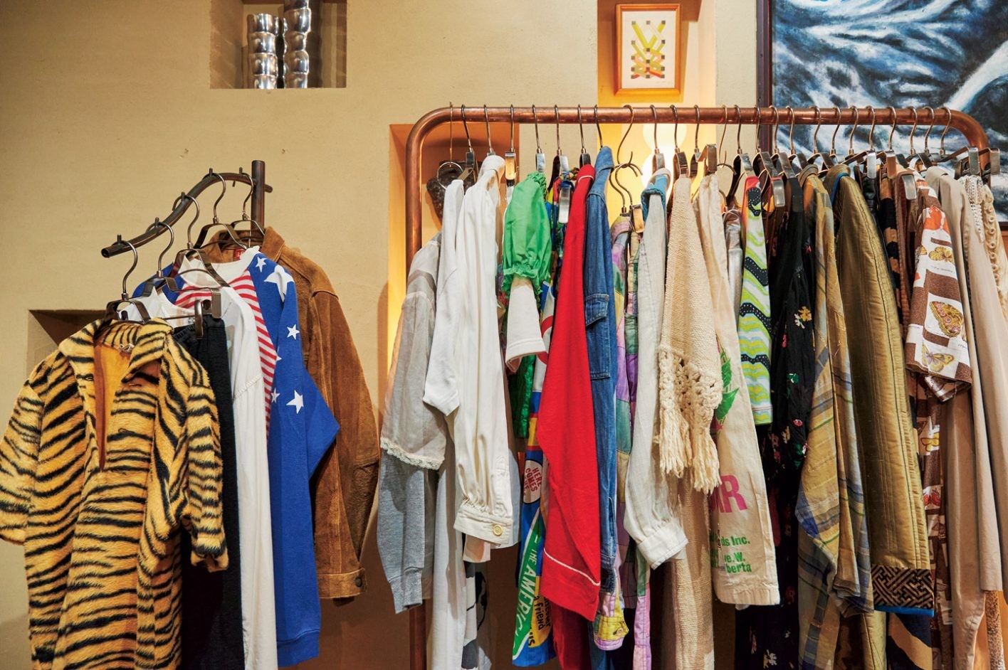 ドア左側にウィメンズのラック。