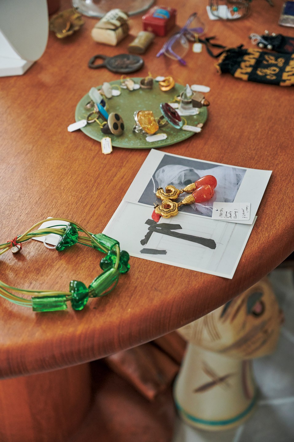 テーブルにはアクセント使いしたい小物やジュエリーが。