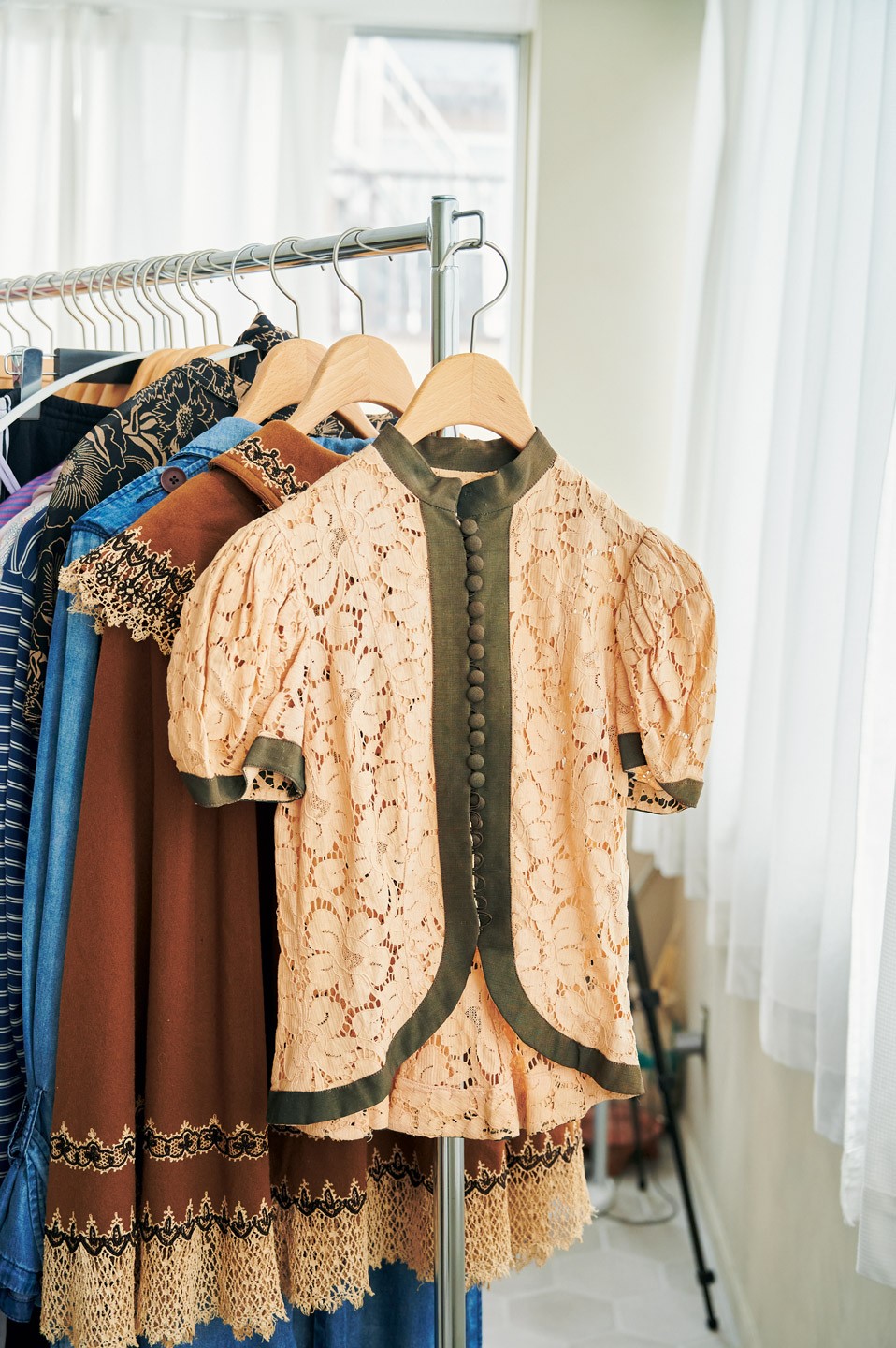 レースとサテンのコンビが優美な30年代のブラウス。