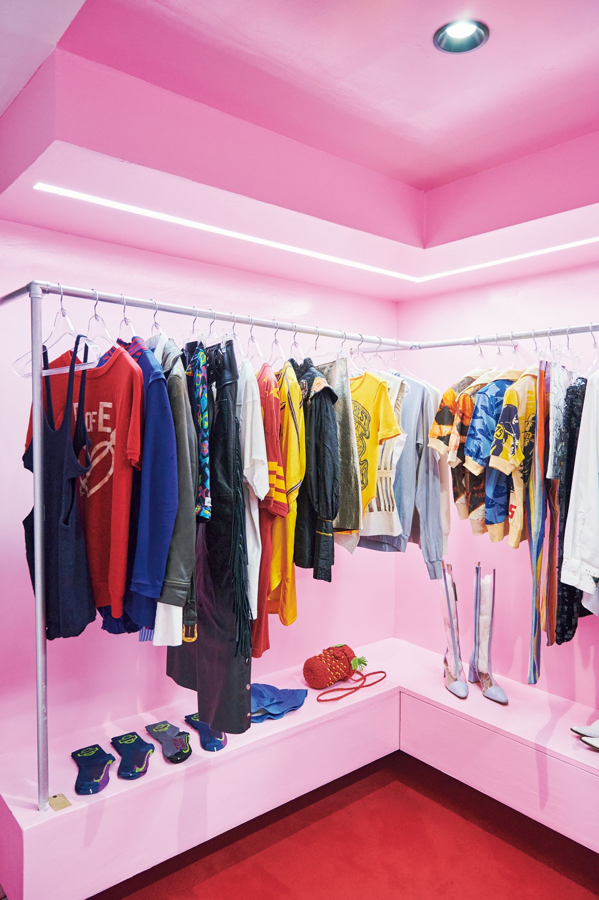 1階には、知人の建築家に意匠を依頼した鮮やかなピンクの一角が。