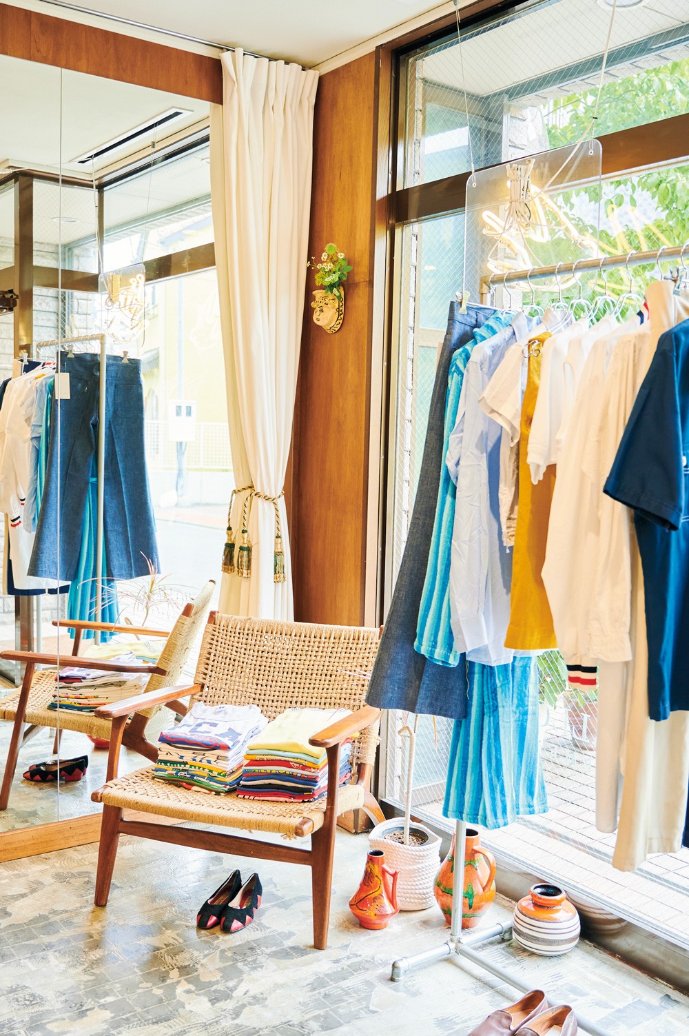 店名にも掲げたツバメのネオンサインが窓際に。