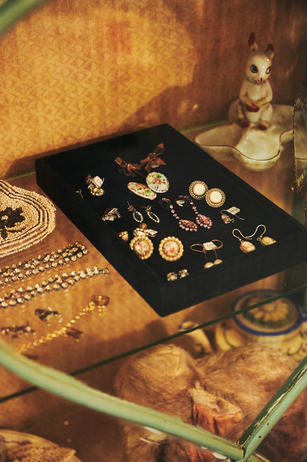 ピアスなど、ジュエリーの取り扱いは、最近スタート。