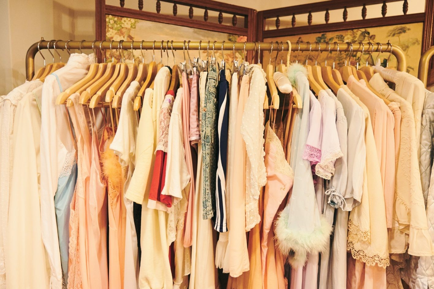 年代や素材ごとに分けられたラック。