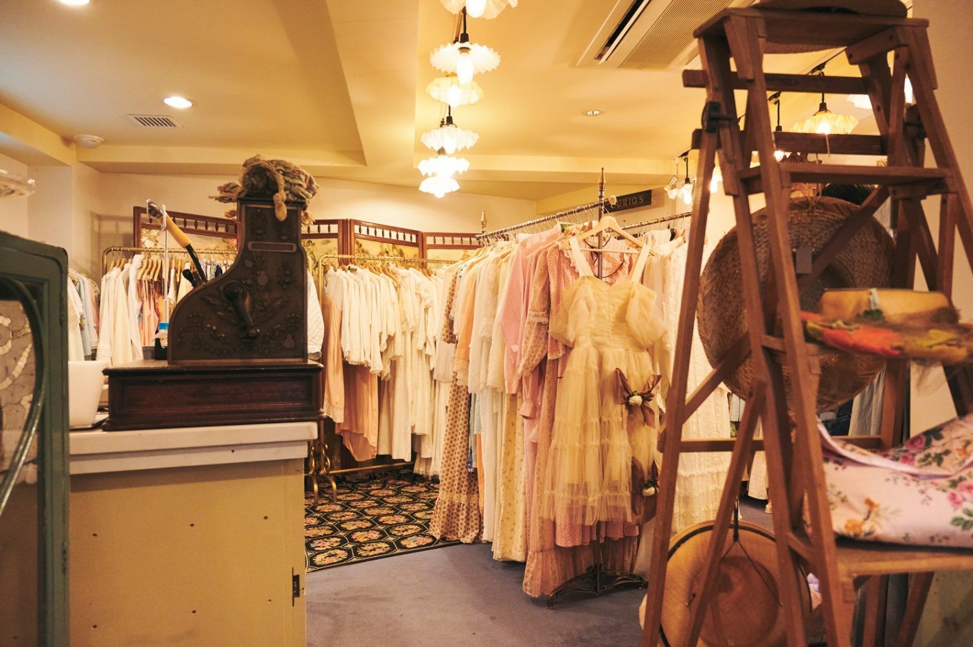 ところどころにアンティークの什器が潜む店内。