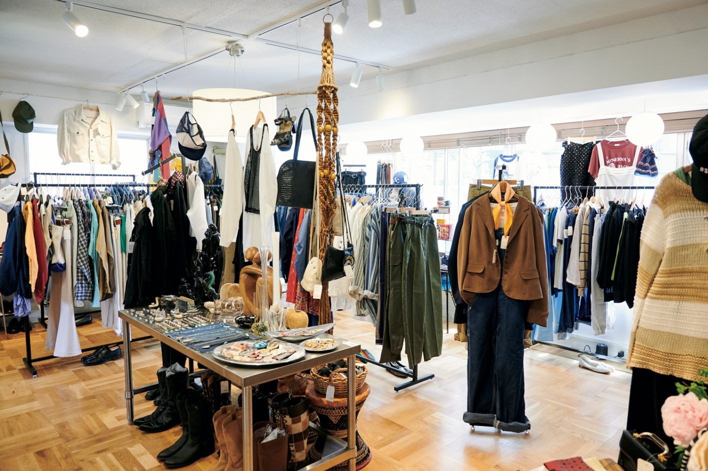 表参道駅から徒歩2分ながら広々とした店内。