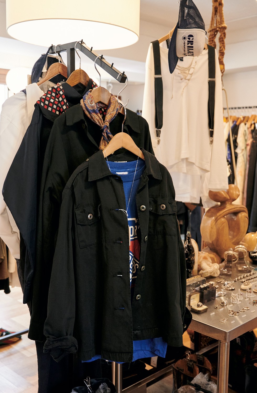 さりげない小物使いが秀逸。手前は染め直した軍用ジャケット。