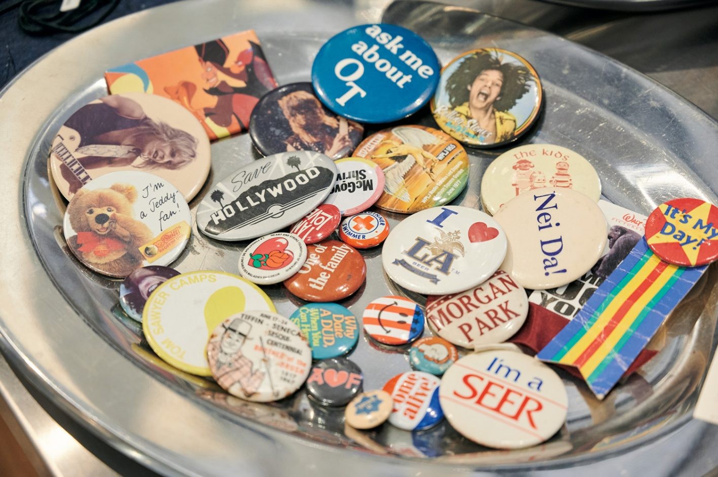 珍しい形やフォントのバッジも収集。