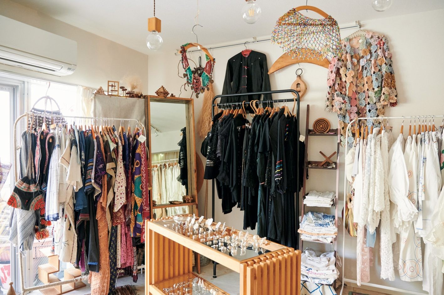 旅先で集めたオブジェを飾った異国情緒あふれる店内。