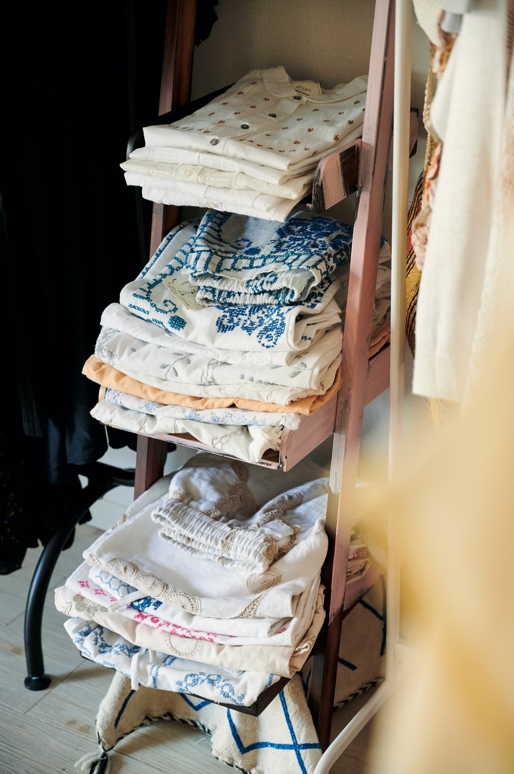 1950〜70年代のベッドカバーやテーブルクロス、カーテンから製作したウェアを多数展開。