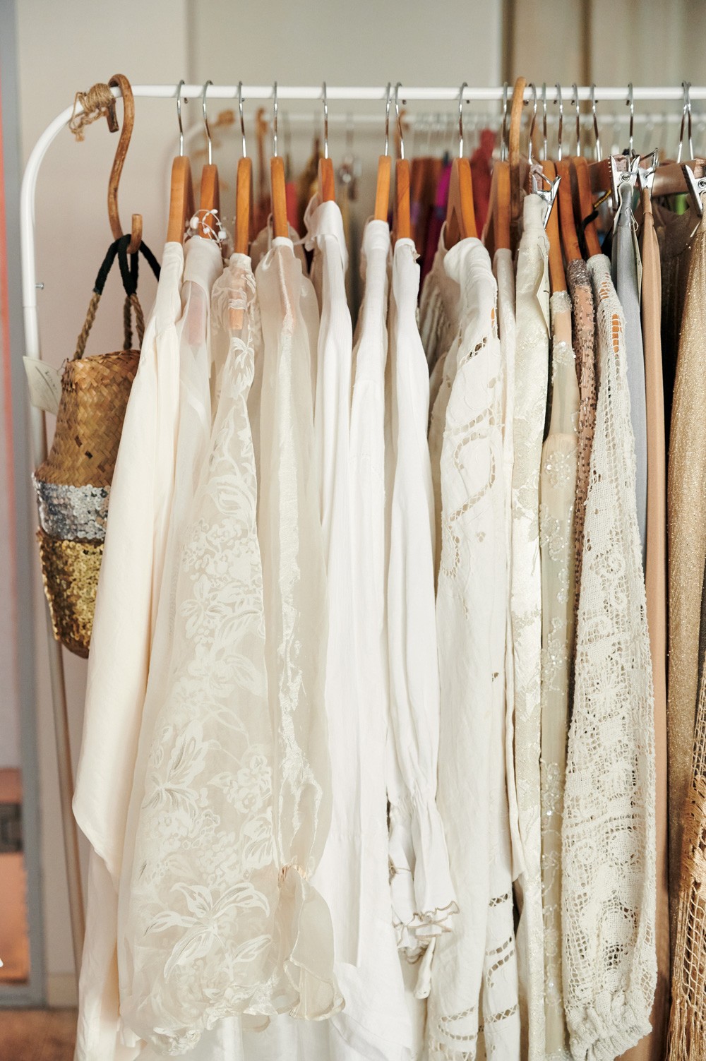 リメイク品のなかには、ワンピースも。シアーな素材やレースなどファブリックの種類はさまざま。