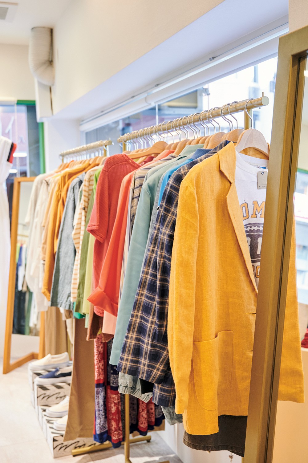 華やかなカラーのアイテムも得意分野のひとつ。