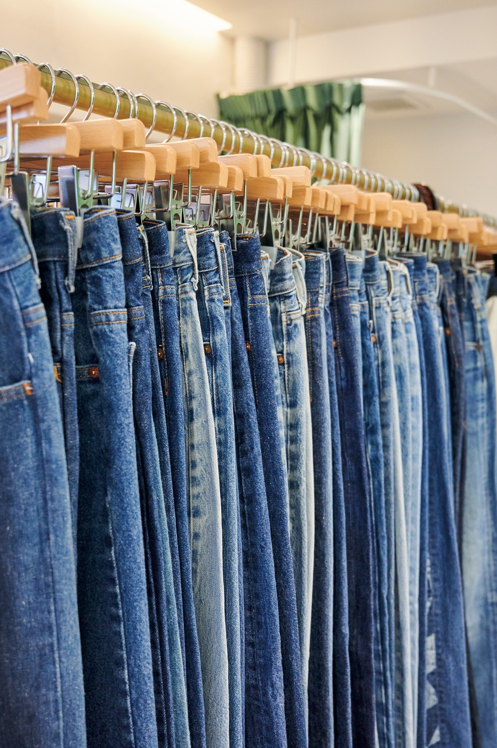 サイズと色味をグラデーションにしたこだわりの陳列。中には1950年代のものも。