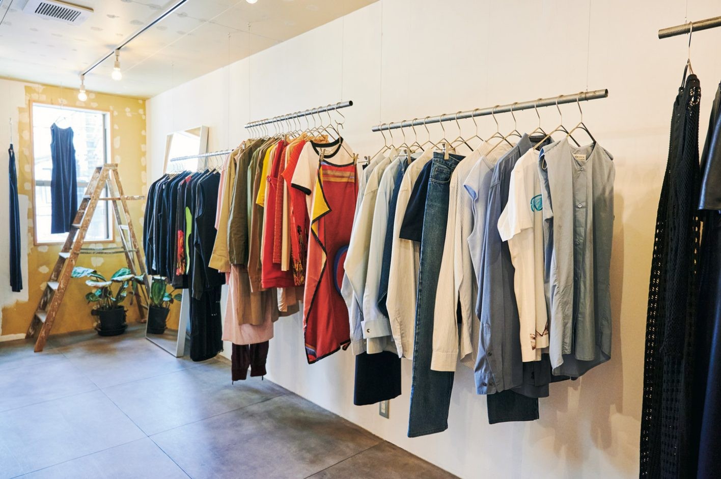 毎週約100着追加されるため数週間で棚がガラッと変わる。