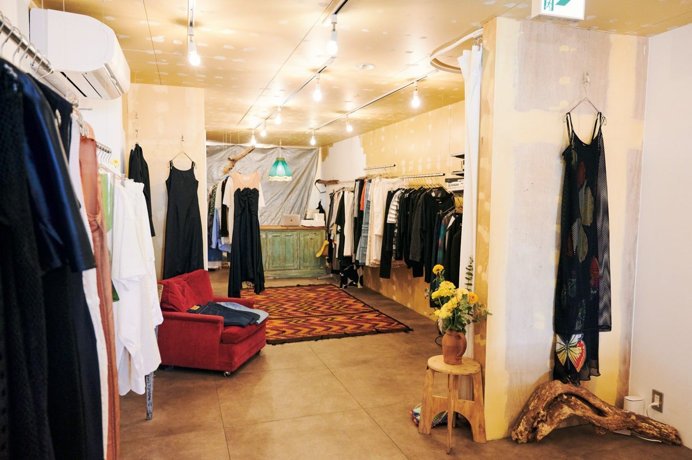 見晴らしのよい2階に構える。